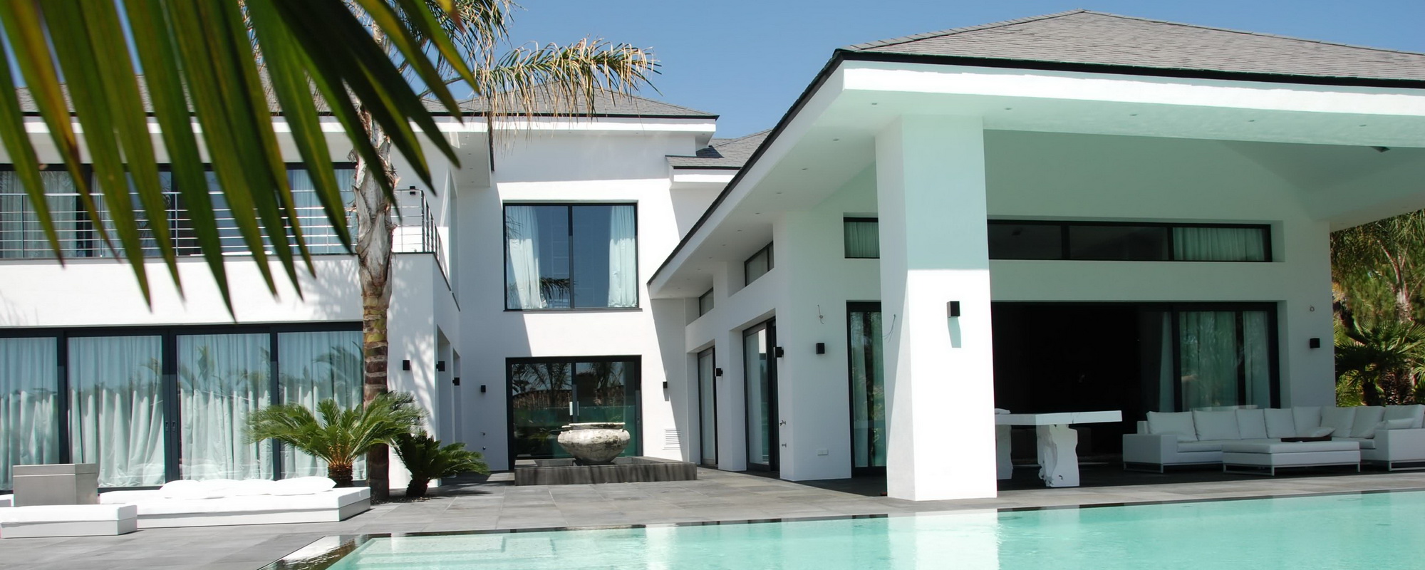 miami-styled-contemporary-villa-los-monteros